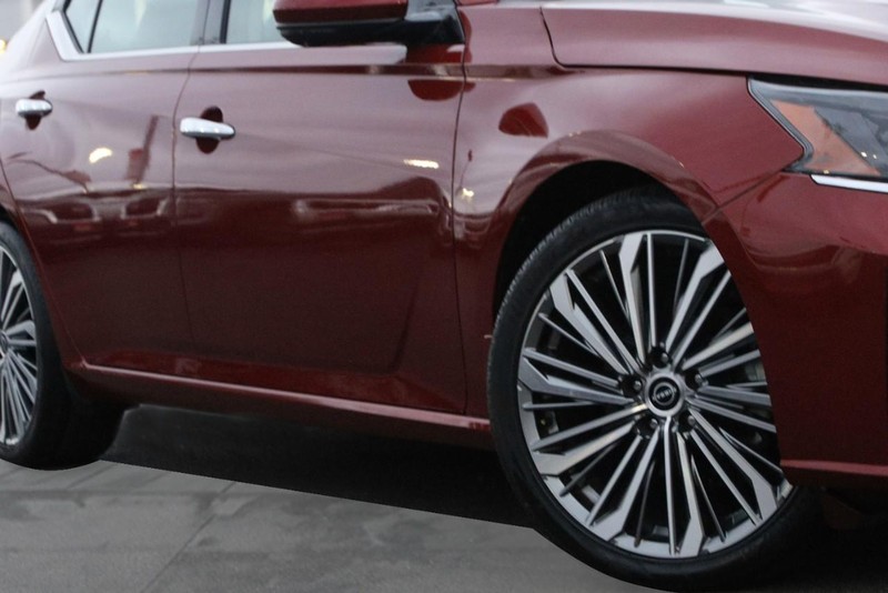 Nissan Altima Vehicle Full-screen Gallery Image 3