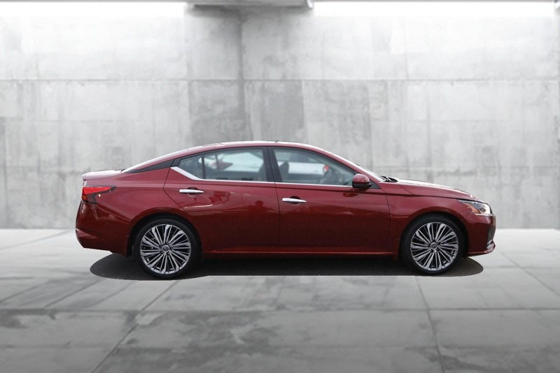 Nissan Altima Vehicle Full-screen Gallery Image 5