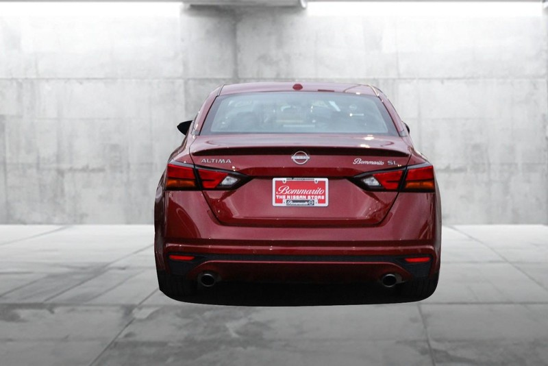 Nissan Altima Vehicle Full-screen Gallery Image 6