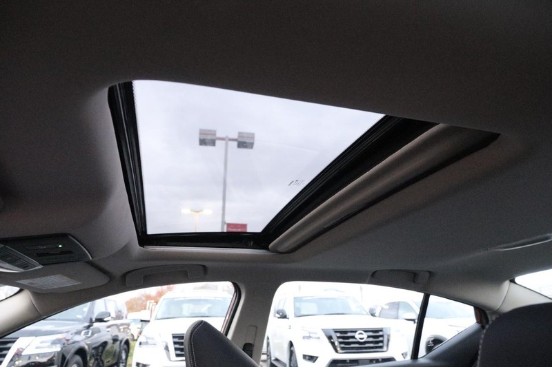 Nissan Altima Vehicle Full-screen Gallery Image 8