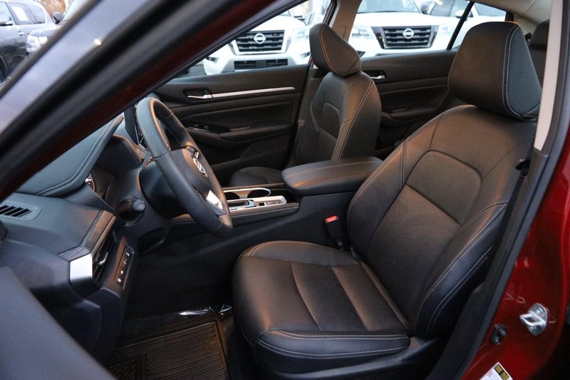 Nissan Altima Vehicle Full-screen Gallery Image 9