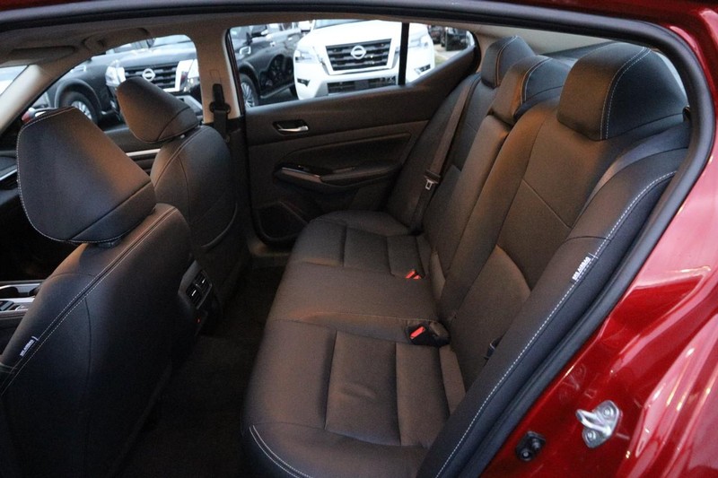 Nissan Altima Vehicle Full-screen Gallery Image 10