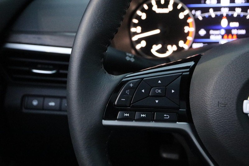 Nissan Altima Vehicle Full-screen Gallery Image 12