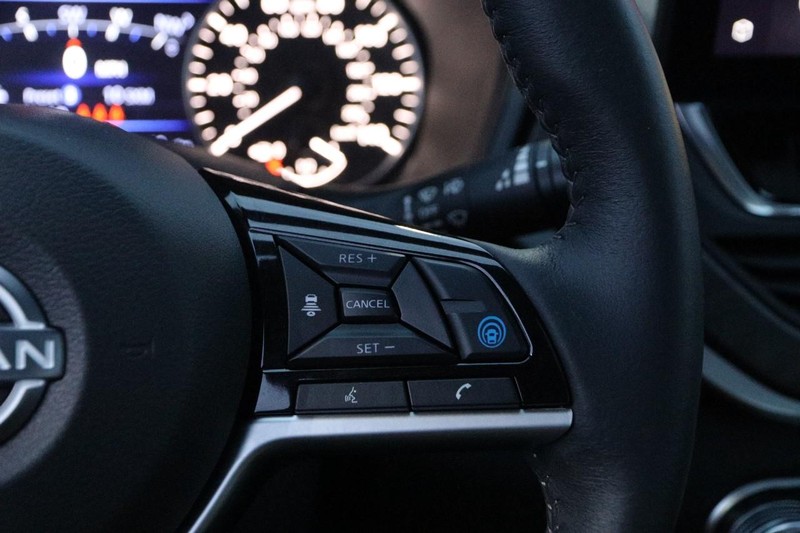 Nissan Altima Vehicle Full-screen Gallery Image 13