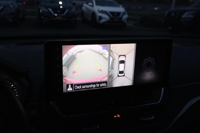 Nissan Altima Vehicle Full-screen Gallery Image 16