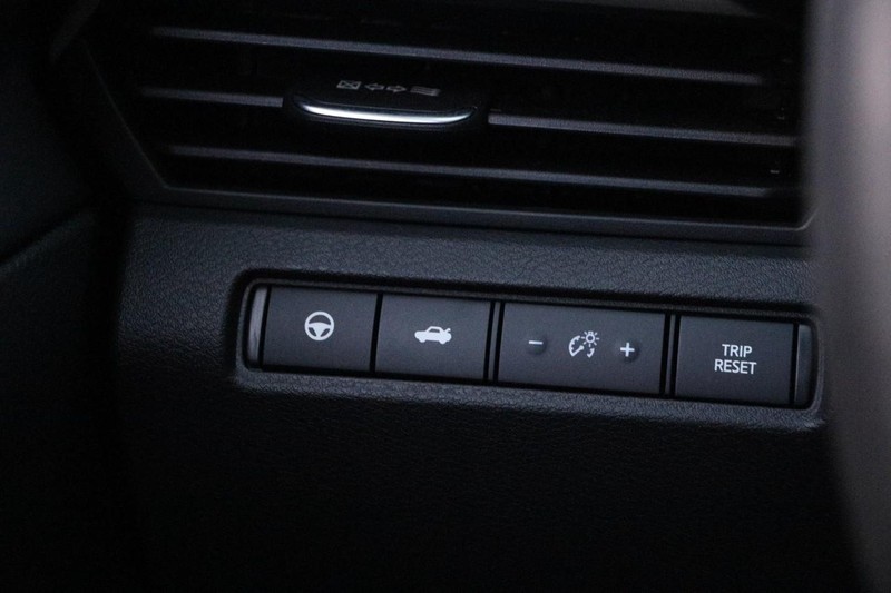 Nissan Altima Vehicle Full-screen Gallery Image 19