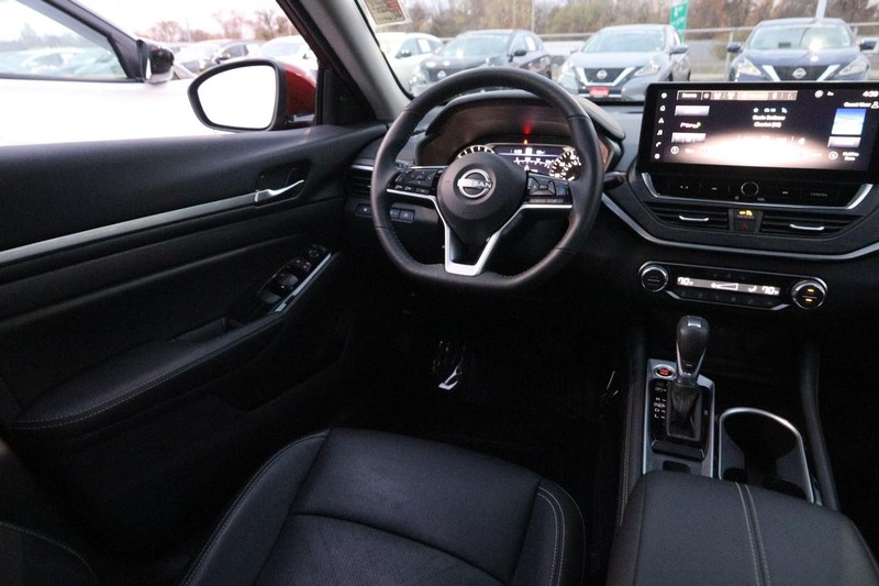 Nissan Altima Vehicle Full-screen Gallery Image 21