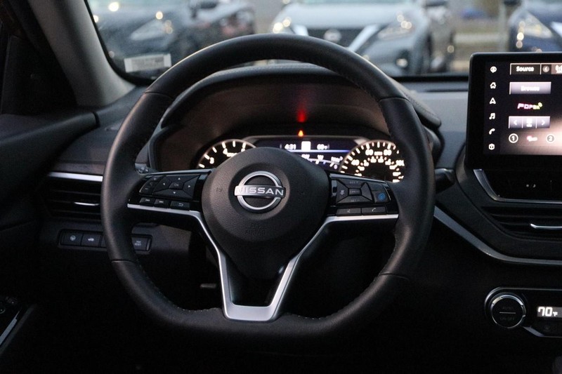 Nissan Altima Vehicle Full-screen Gallery Image 22