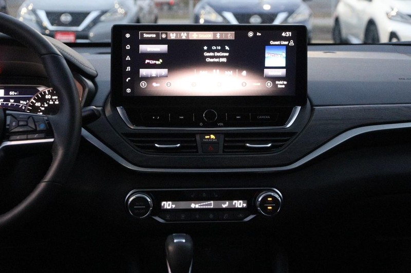 Nissan Altima Vehicle Full-screen Gallery Image 23