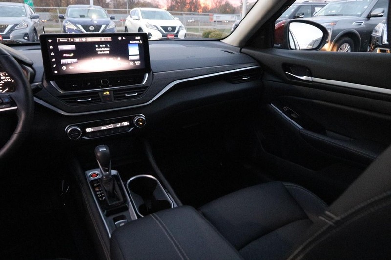 Nissan Altima Vehicle Full-screen Gallery Image 24