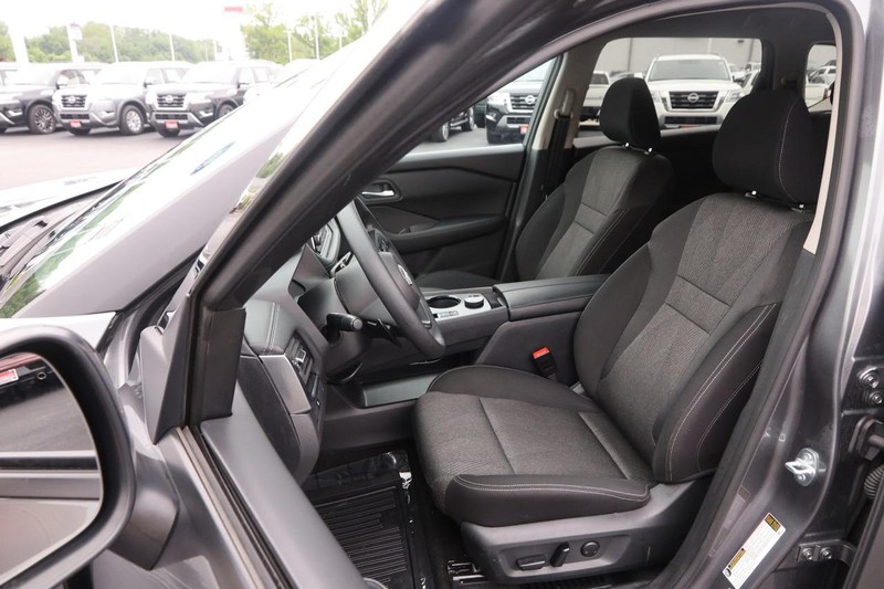 Nissan Rogue Vehicle Image 09