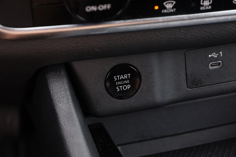 Nissan Rogue Vehicle Image 15