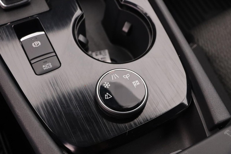 Nissan Rogue Vehicle Image 19