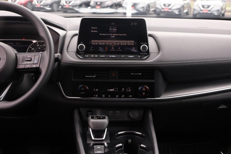 Nissan Rogue Vehicle Image 24