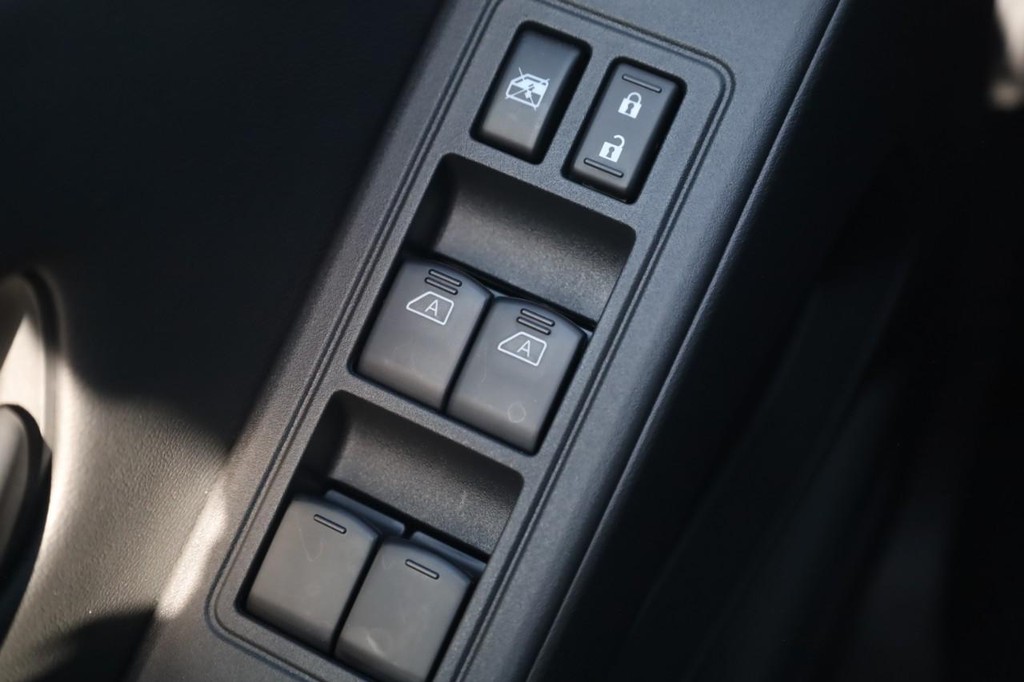 Nissan Frontier Vehicle Image 11