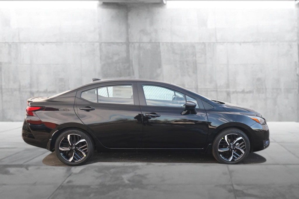 Nissan Versa Vehicle Image 05