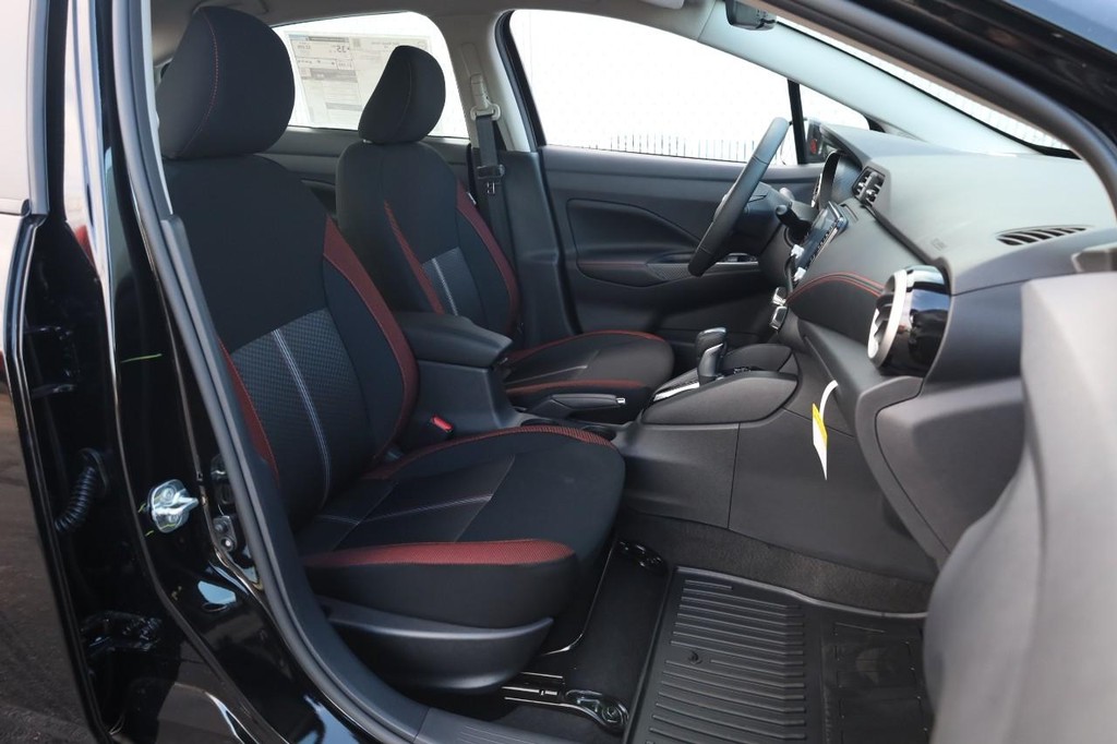 Nissan Versa Vehicle Image 23