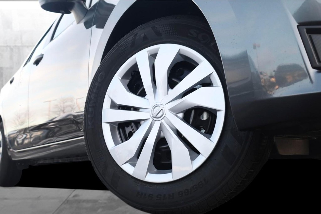 Nissan Versa Vehicle Image 03