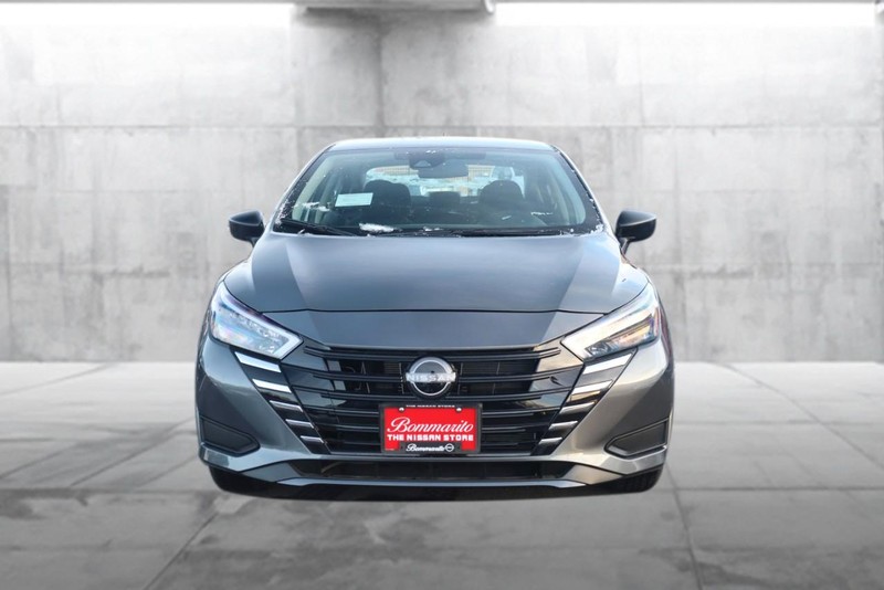 Nissan Versa Vehicle Image 04