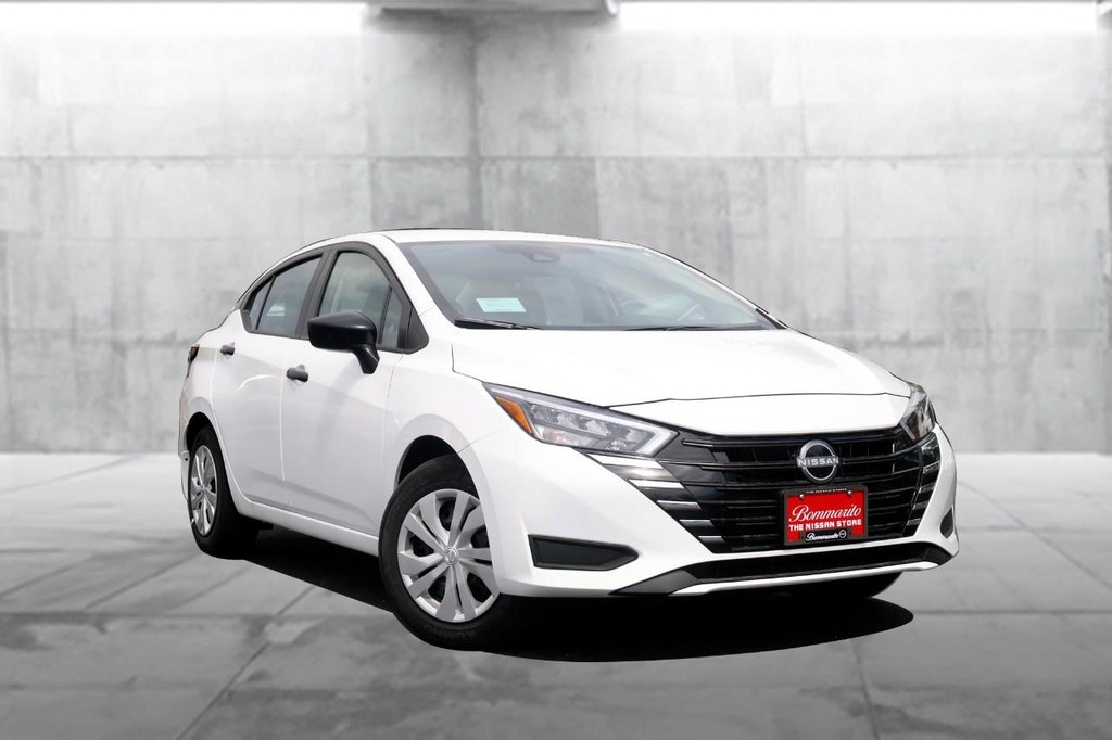 Nissan Versa Vehicle Image 02