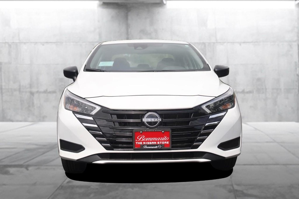 Nissan Versa Vehicle Image 04
