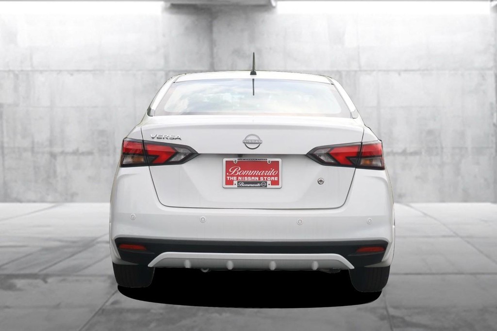 Nissan Versa Vehicle Image 06