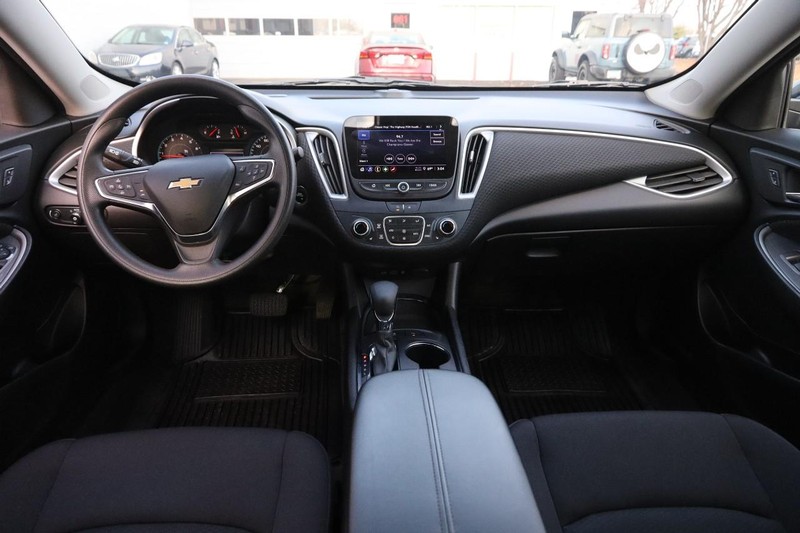 Chevrolet Malibu Vehicle Full-screen Gallery Image 20