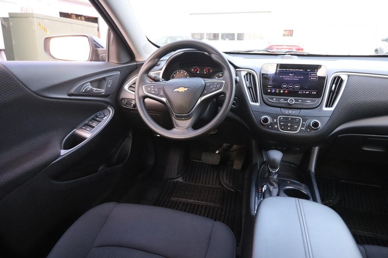 Chevrolet Malibu Vehicle Full-screen Gallery Image 21