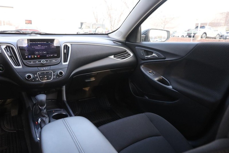 Chevrolet Malibu Vehicle Full-screen Gallery Image 24