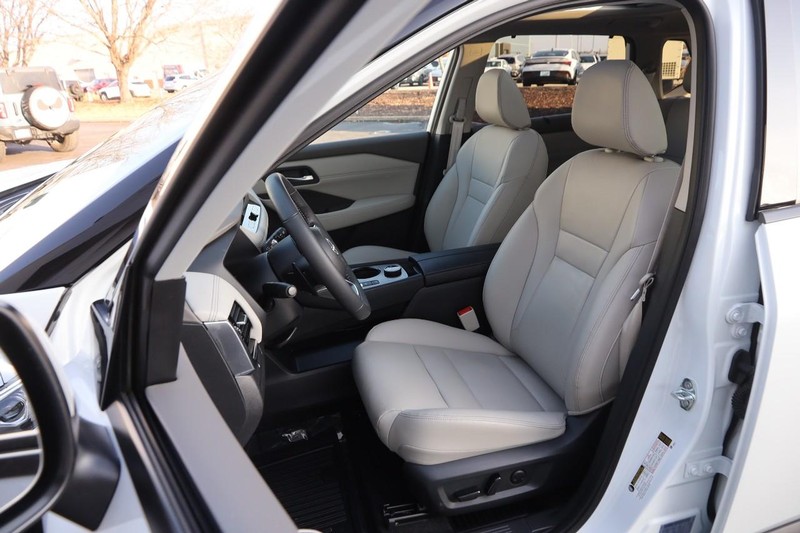 Nissan Rogue Vehicle Image 10