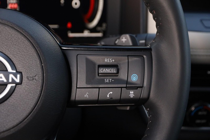 Nissan Rogue Vehicle Image 14