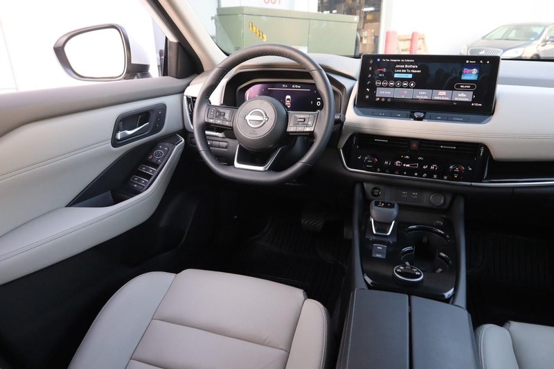 Nissan Rogue Vehicle Image 24