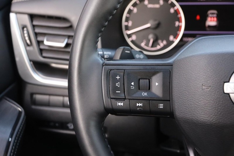 Nissan Rogue Vehicle Image 14