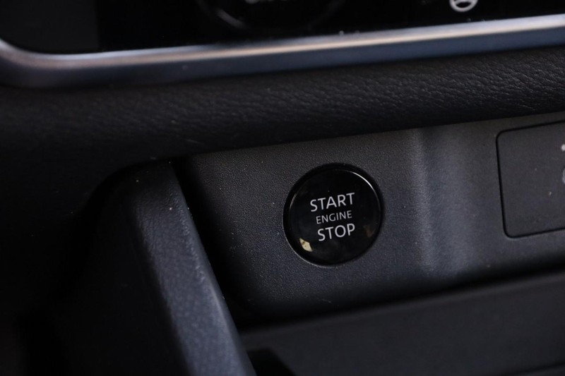 Nissan Rogue Vehicle Image 17