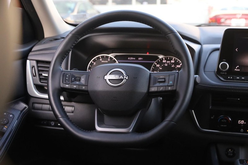 Nissan Rogue Vehicle Image 25