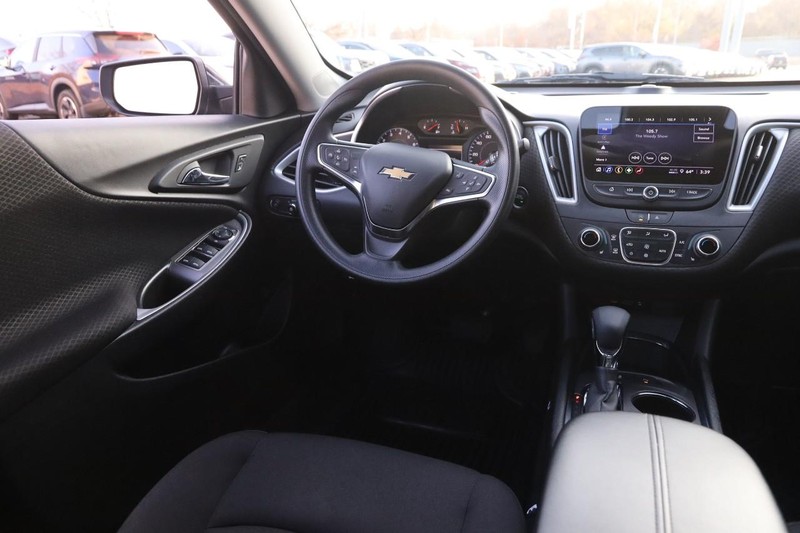 Chevrolet Malibu Vehicle Full-screen Gallery Image 20