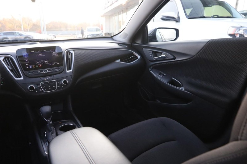 Chevrolet Malibu Vehicle Full-screen Gallery Image 23