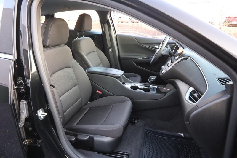 Chevrolet Malibu Vehicle Full-screen Gallery Image 24