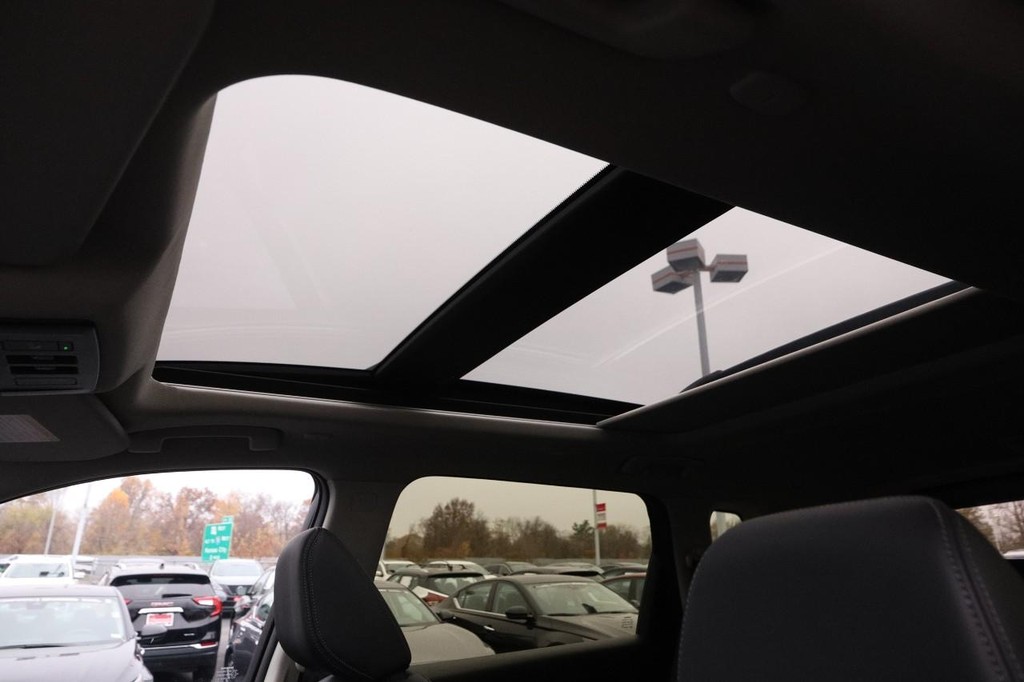 Nissan Rogue Vehicle Image 09