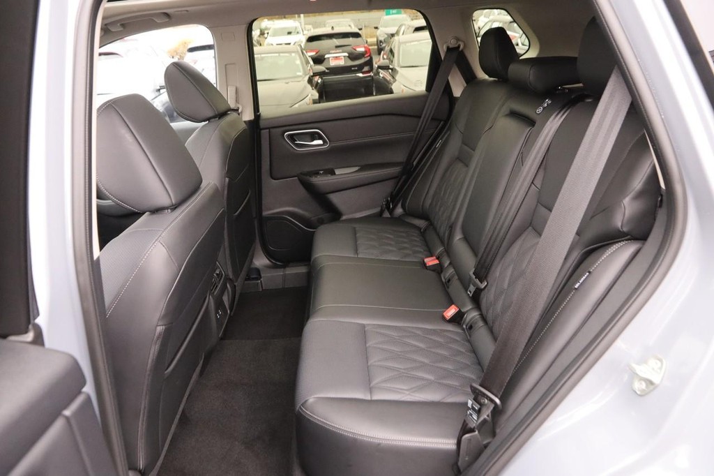 Nissan Rogue Vehicle Image 11