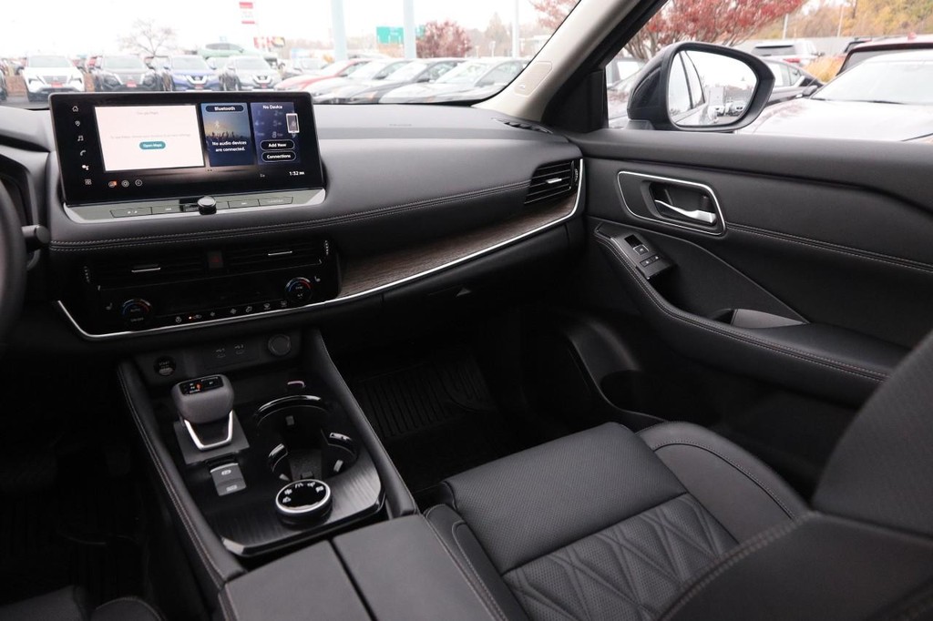 Nissan Rogue Vehicle Image 16