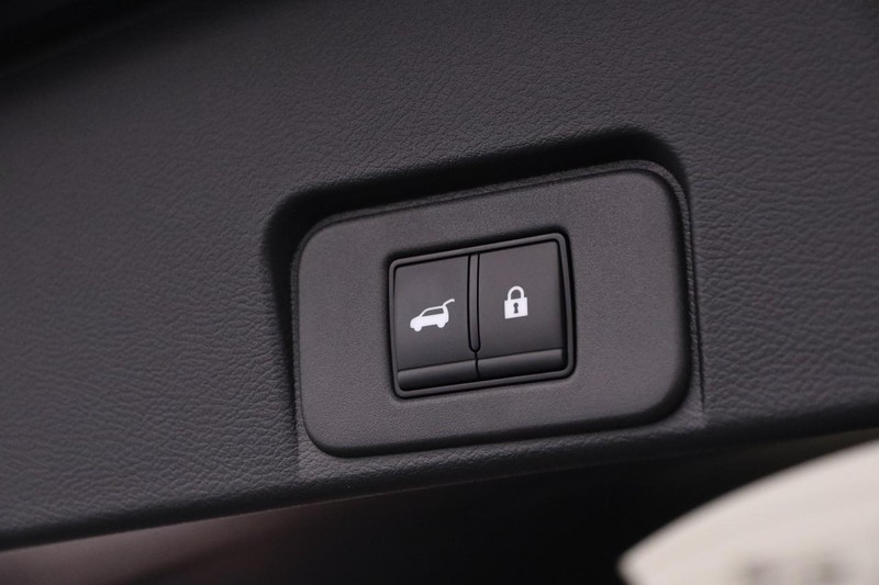 Nissan Rogue Vehicle Image 08