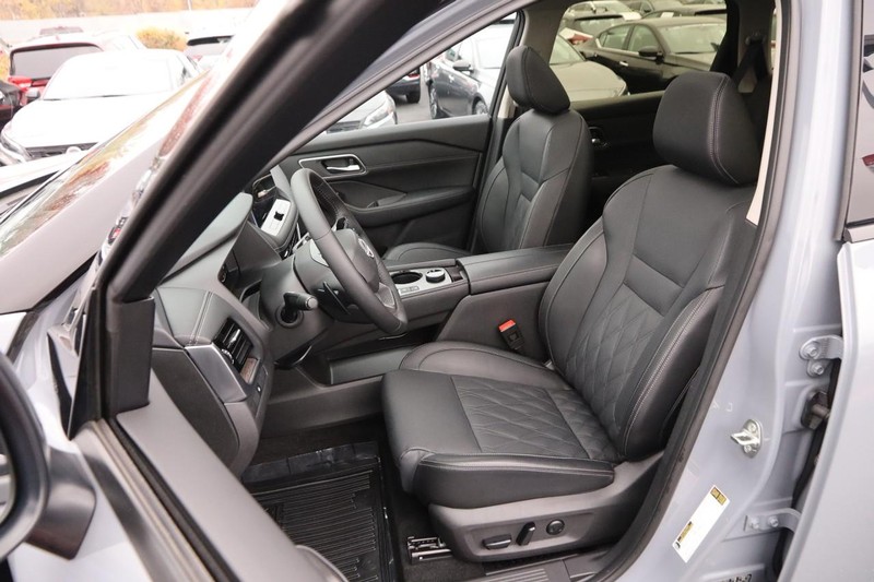 Nissan Rogue Vehicle Image 10