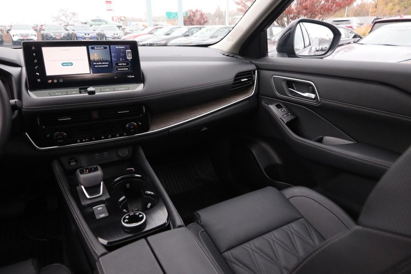 Nissan Rogue Vehicle Image 16