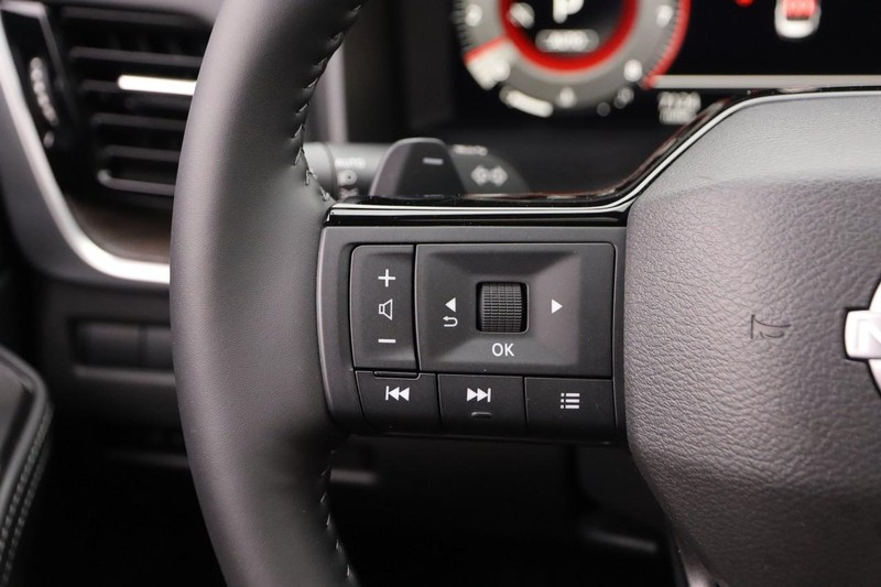 Nissan Rogue Vehicle Image 18