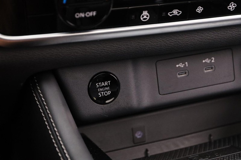 Nissan Rogue Vehicle Image 24