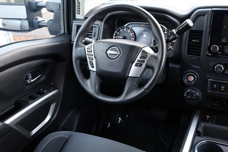 Nissan Titan Vehicle Image 25