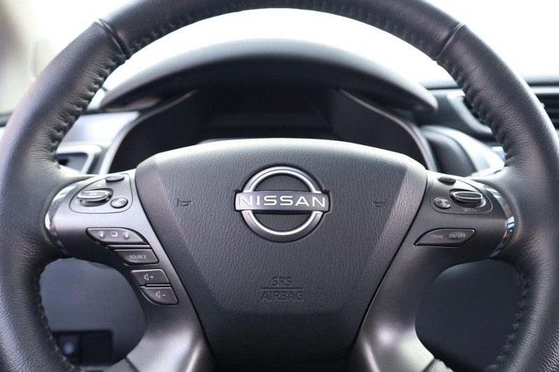 Nissan Murano Vehicle Image 11
