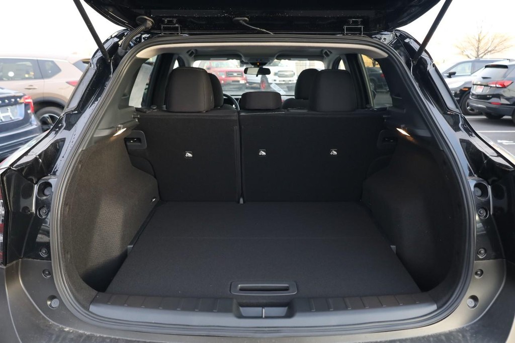 Nissan Kicks Vehicle Image 07