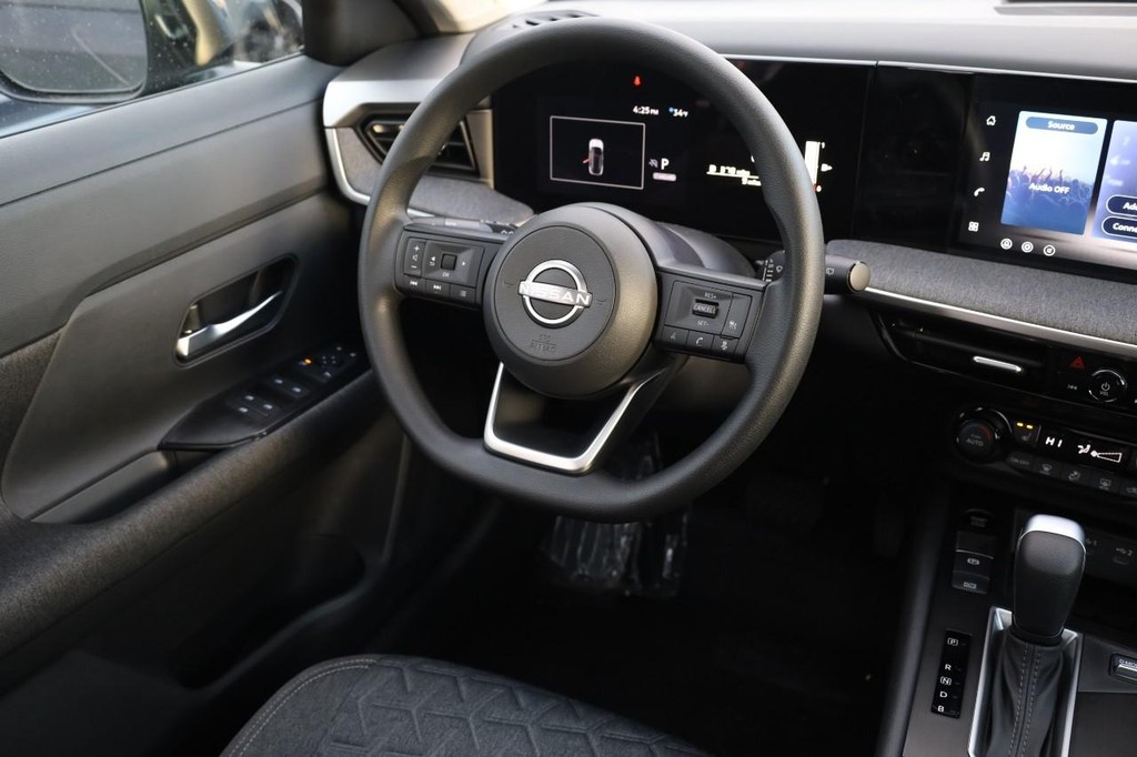 Nissan Kicks Vehicle Image 25